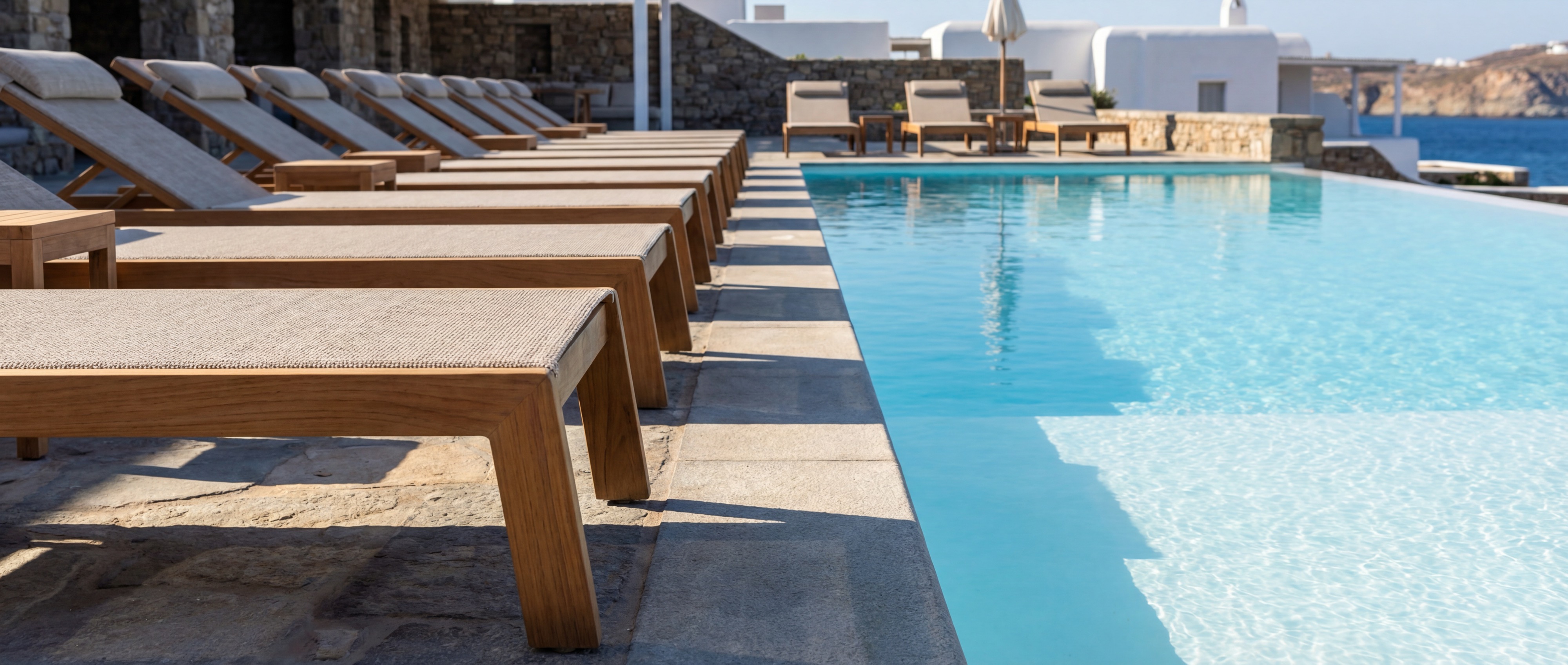 Luxury hotel beach with sunbeds — Sunbed Paradise ends the sunbed war